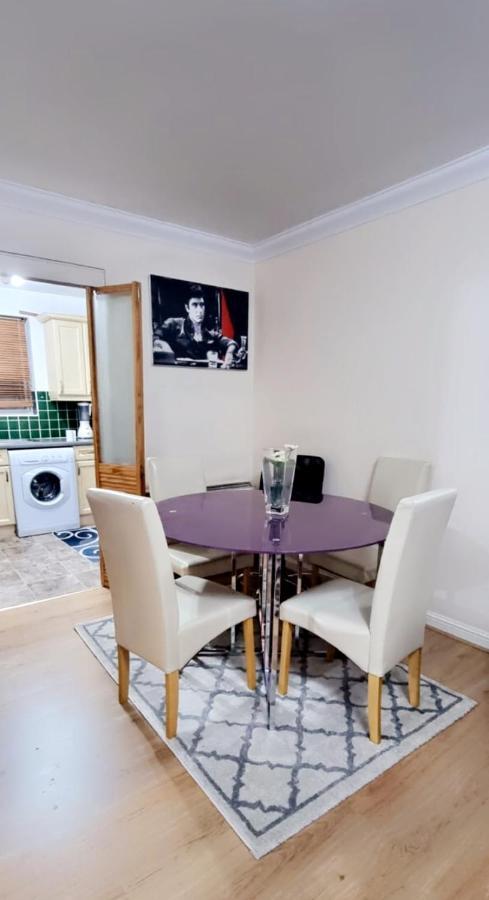 2 Bedroom Apartment - Greater London Dagenham Exterior foto