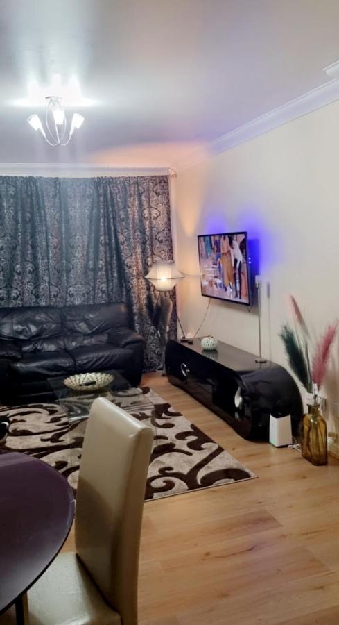 2 Bedroom Apartment - Greater London Dagenham Exterior foto